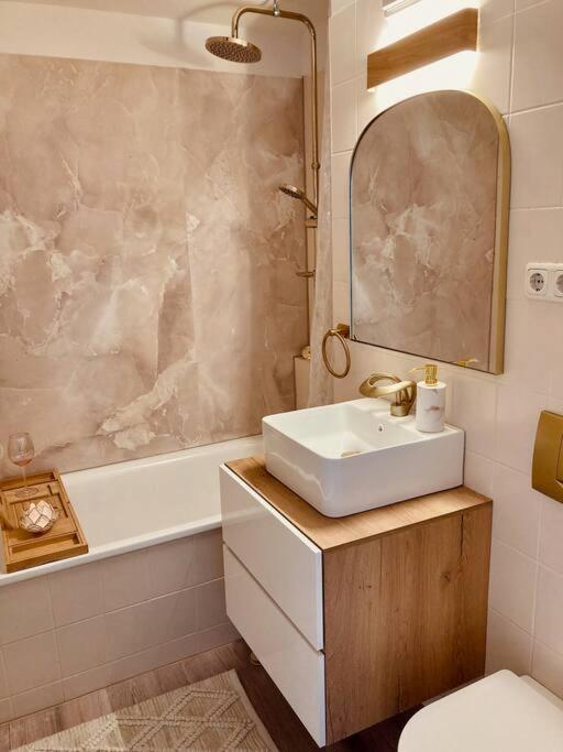 Amalfi Home - Stylish Apartment With Terrace Schönefeld Екстериор снимка